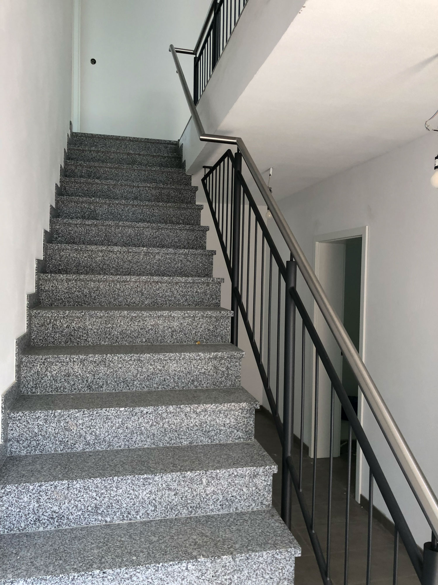 Treppe-Innen-Schwarz-Edelstahl