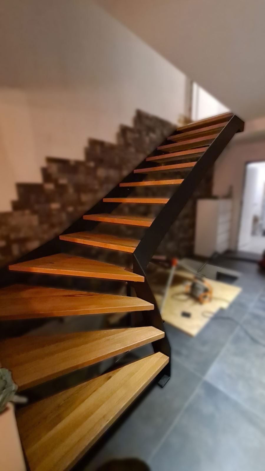 Treppe-Innen-Schwarz-Holz-1