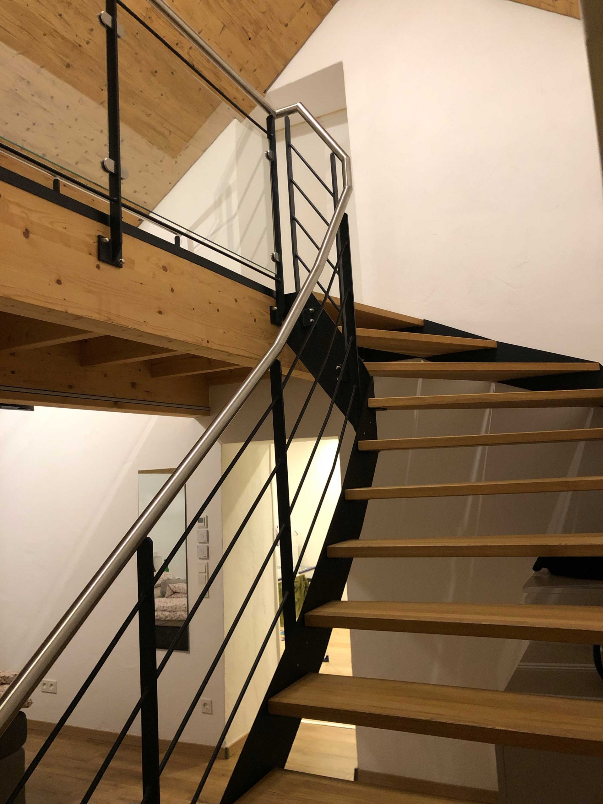 Treppe-Innen-Schwarz-Holz-2