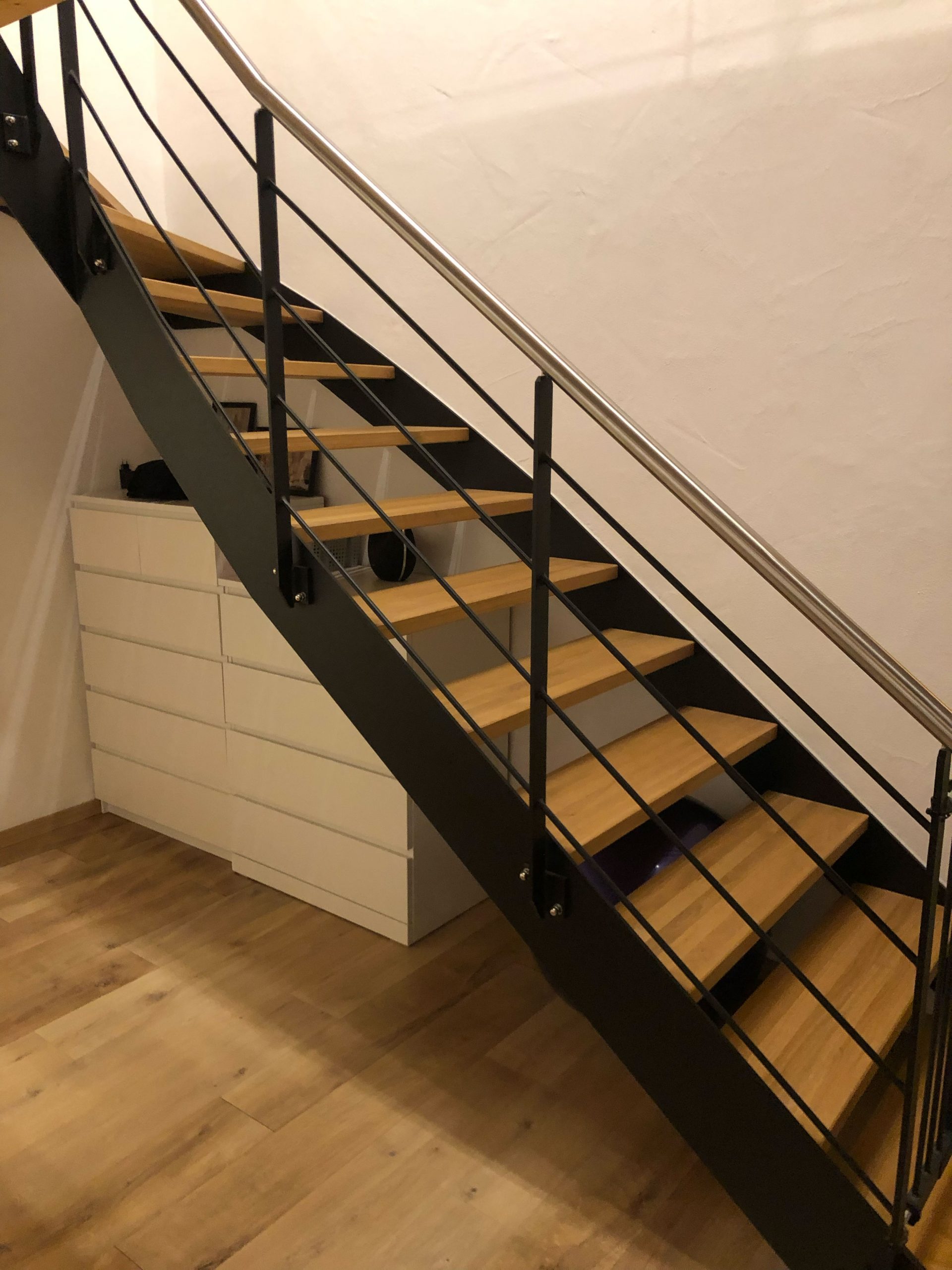 Treppe-Innen-Schwarz-Holz-3