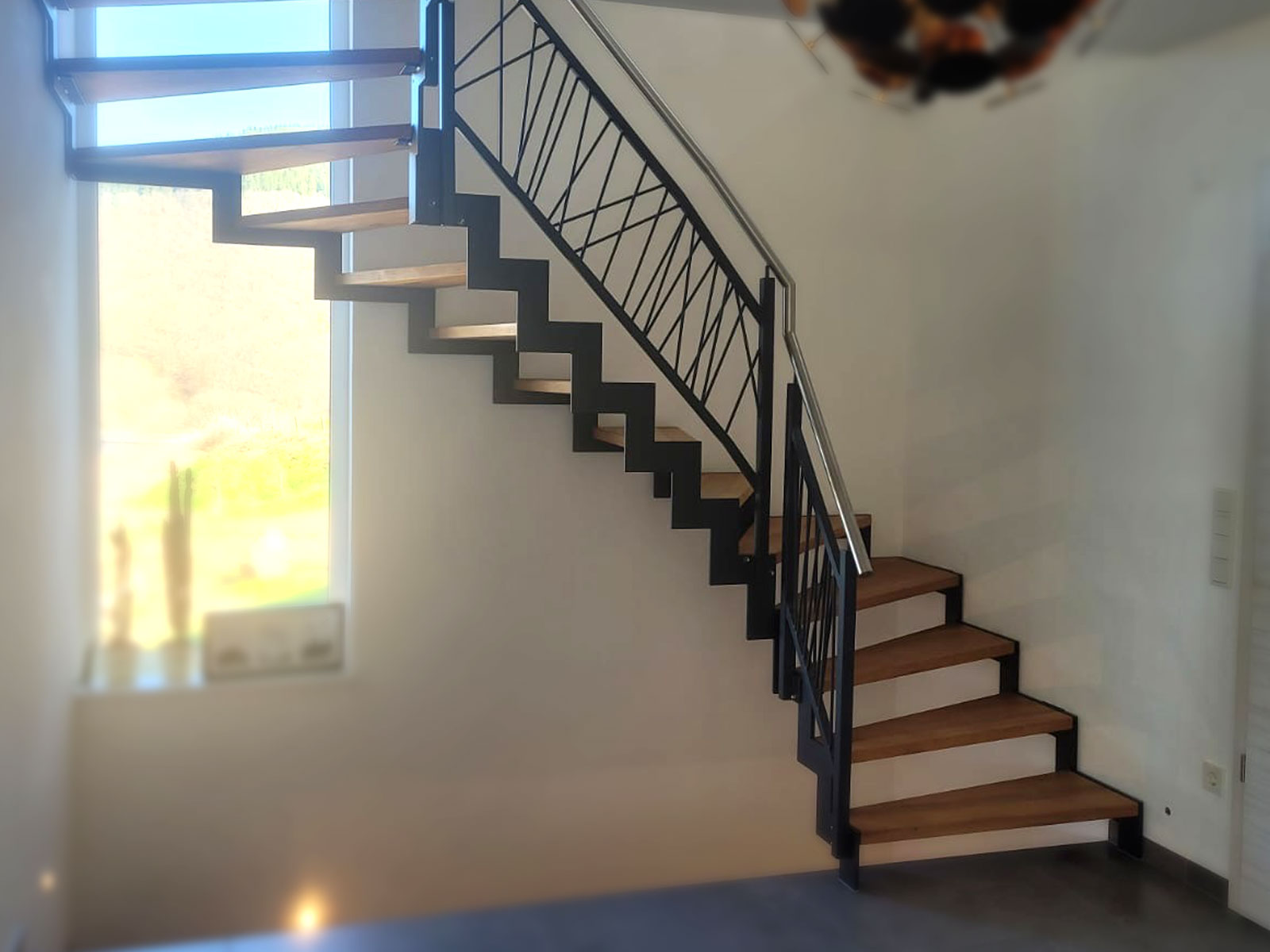 Treppe-Innen-Schwarz-Holz-zickzack