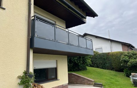 Balkon-komplett-schwarz-Spaleck
