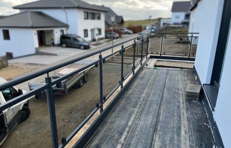 Gelaender-Grau-in-Grau-Glas-Metall-Spaleck