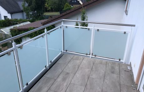 Gelaender Weiss metall weiss glas