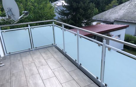 Gelaender Weiss metall weiss glas.jpeg-2