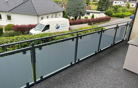 Gelaender milchglas schwarz Spaleck