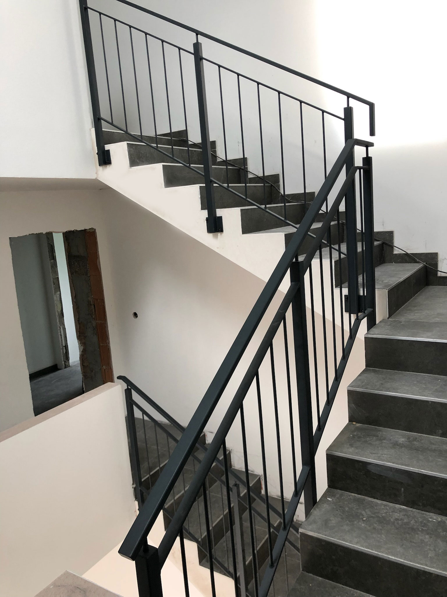 Treppe-Innen-schwarz-Metall-Spaleck-IMG_6689